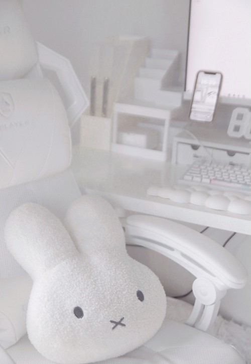 nijntje op witte gaming stoel